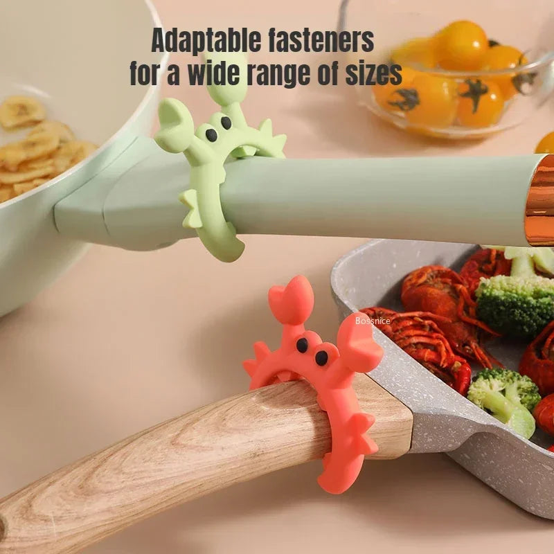 Söt krabba som håller stekspaden på plats
